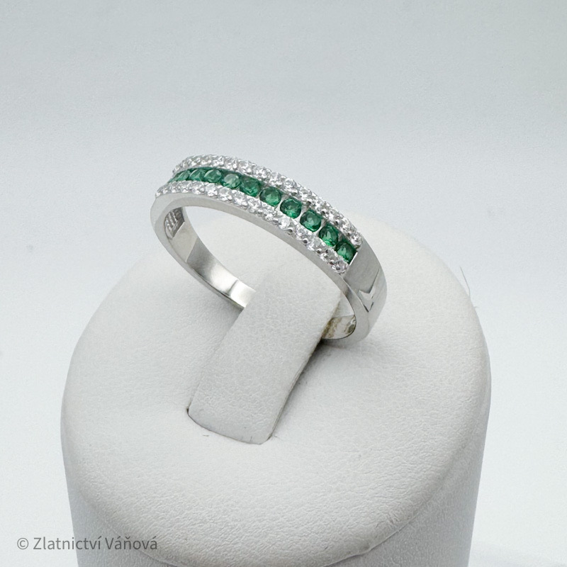 Stříbrný prsten se zelenými zirkony